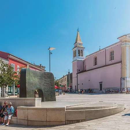 Lovely In With Wifi Апартаменти